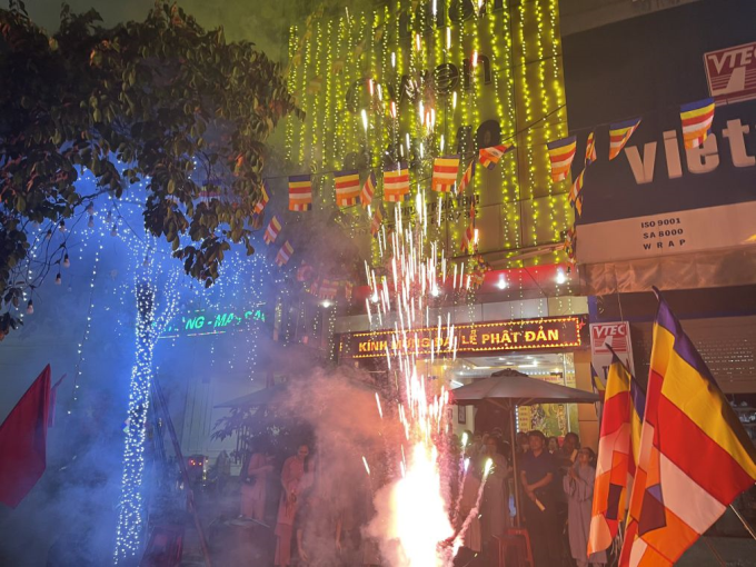 Một gia đình Phật tử ở Hà Tĩnh thiết lễ tắm Phật tại gia